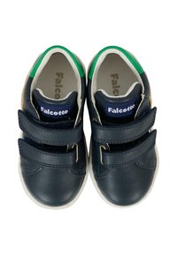 Scarpe in pelle blu con due cinturini in Velcro, suole bianche e un accento verde nel tallone. Texture liscia e design della punta arrotondata.