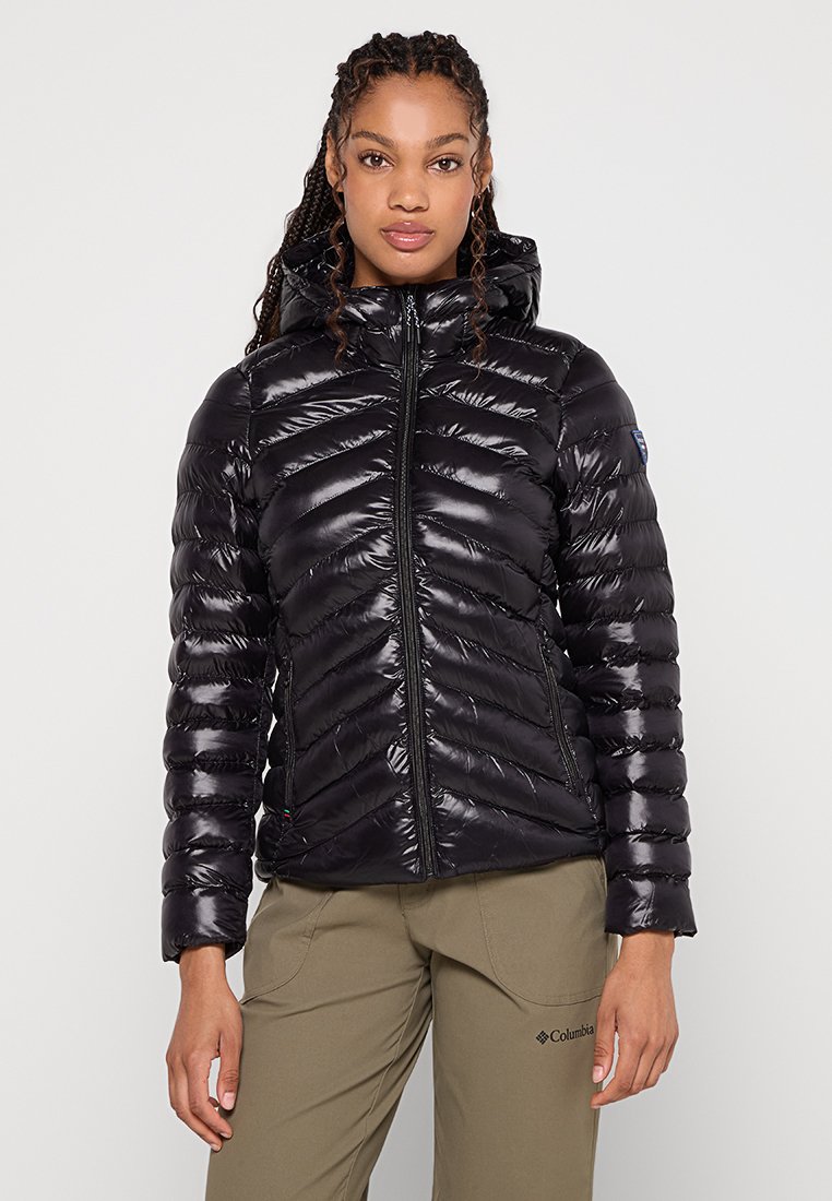 Czarna puchowa kurtka z zamkiem z przodu, kapturem i skośnym pikowaniem. Ma błyszczące wykończenie i elastyczne mankiety. Idealna do utrzymania ciepła.