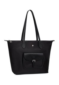 Zwarte tote bag met lange hengsels, voorzak met een sluiting met een gesp en een rits aan de bovenkant, tegen een witte achtergrond.