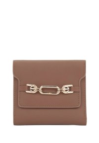 Brązowy skórzany portfel z klapą, z złotym łańcuchem na przodzie. Gładka tekstura i minimalistyczny design.