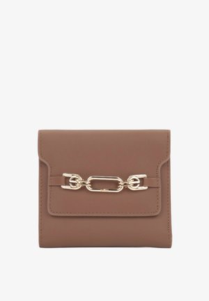 Brązowy skórzany portfel z klapą, z złotym łańcuchem na przodzie. Gładka tekstura i minimalistyczny design.