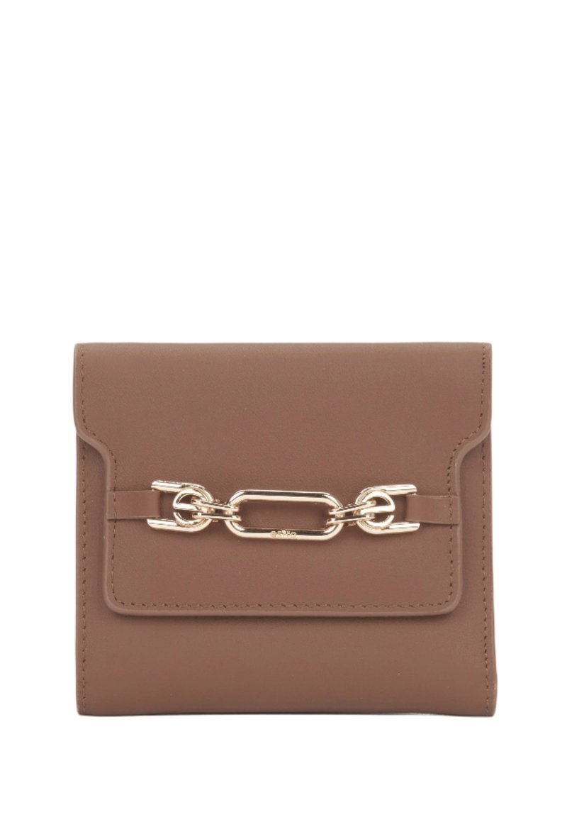 Brązowy skórzany portfel z klapą, z złotym łańcuchem na przodzie. Gładka tekstura i minimalistyczny design.
