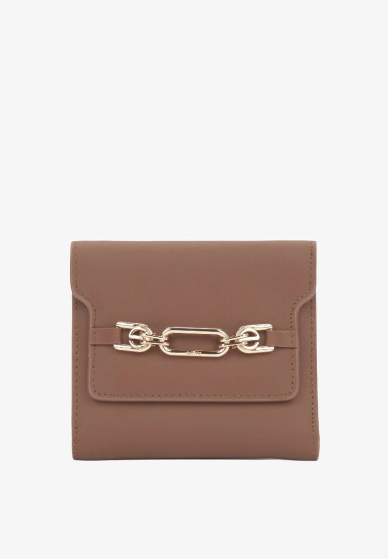 Brązowy skórzany portfel z klapą, z złotym łańcuchem na przodzie. Gładka tekstura i minimalistyczny design.