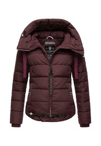 Bordeaux pufferjack met een hoge kraag, ritssluiting aan de voorkant, zijzakken en geribde manchetten. Bevat logo-accenten en een geweven textuur.