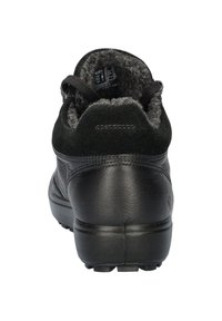 Czarne skórzane trampki z teksturowanym zamszowym kołnierzem, wyściełanym wnętrzem i gumową podeszwą; posiadają zaokrągloną piętę i minimalne logo.