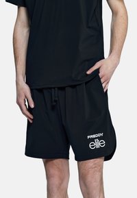 Shorts deportivos negros con cintura ajustable, que presentan los logotipos "FREDDY" y "elite" en blanco en la parte delantera. Tejido suave y ligero.