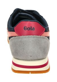 Gola-sneakers med en marinblå textil och grå mocka övre, rosa detaljer, och en vit sula med ett vinrött sträck på mellansulan.