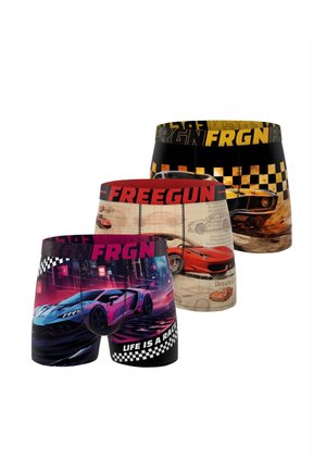 Trois paires de boxers pour hommes avec des motifs de voitures de course et des motifs à damier, avec les noms de marque FREEGUN et FRGN sur les ceintures.