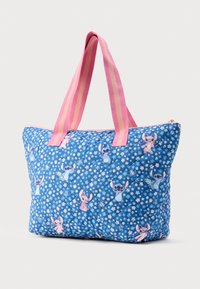 Τσάντα ώμου με καπιτονέ ύφασμα σε μπλε χρώμα με ροζ και λευκά ανθισμένα σχέδια. Διαθέτει διπλές ροζ ραβδωτές λαβές και σχέδια με χαρακτήρες καρτούν.