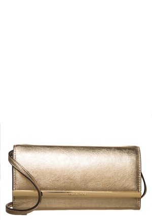 Pochette métallique dorée avec une longue sangle et une fine barre d'accent dorée horizontale sur le devant, par Michael Kors.