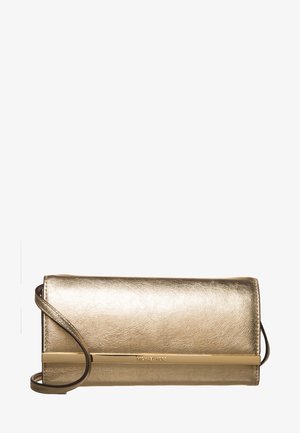 Pochette métallique dorée avec une longue sangle et une fine barre d'accent dorée horizontale sur le devant, par Michael Kors.