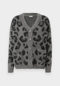 Grå leopardmønstret cardigan med en fluffy tekstur, V-hals, og seks grå knapper foran. Lange ermer og avslappet passform.