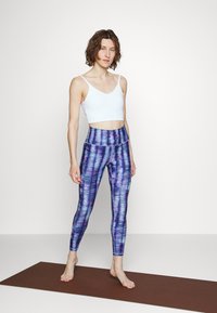 Athleta ELATION V-NECK CROP A-C - Sujetadores deportivos con sujeción ligera - bright white