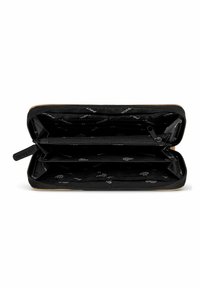 Cartera negra con cremallera que presenta múltiples compartimentos, textura suave y unforro interior con patrón de logo. Forma rectangular con un borde en contraste.
