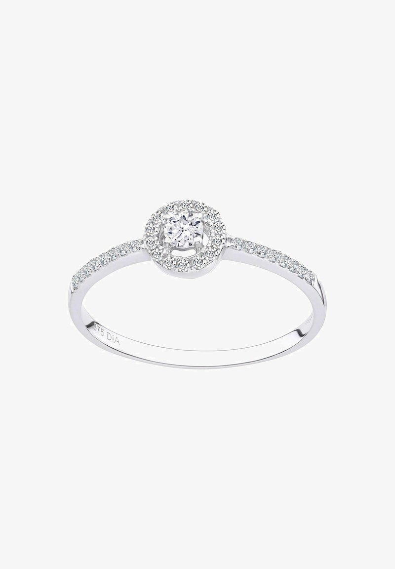 Prsteň z bieleho zlata s okrúhlym centrálnym diamantom obklopeným halo menších diamantov, so jemným pásikom osadeným akcentovými kameňmi.