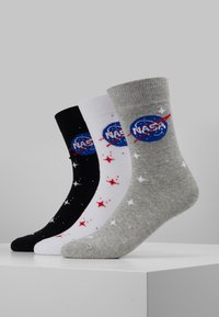 Mister Tee - NASA INSIGNIA SOCKS 3 PACK - Calcetines - black/grey/white Imagen en miniatura 1