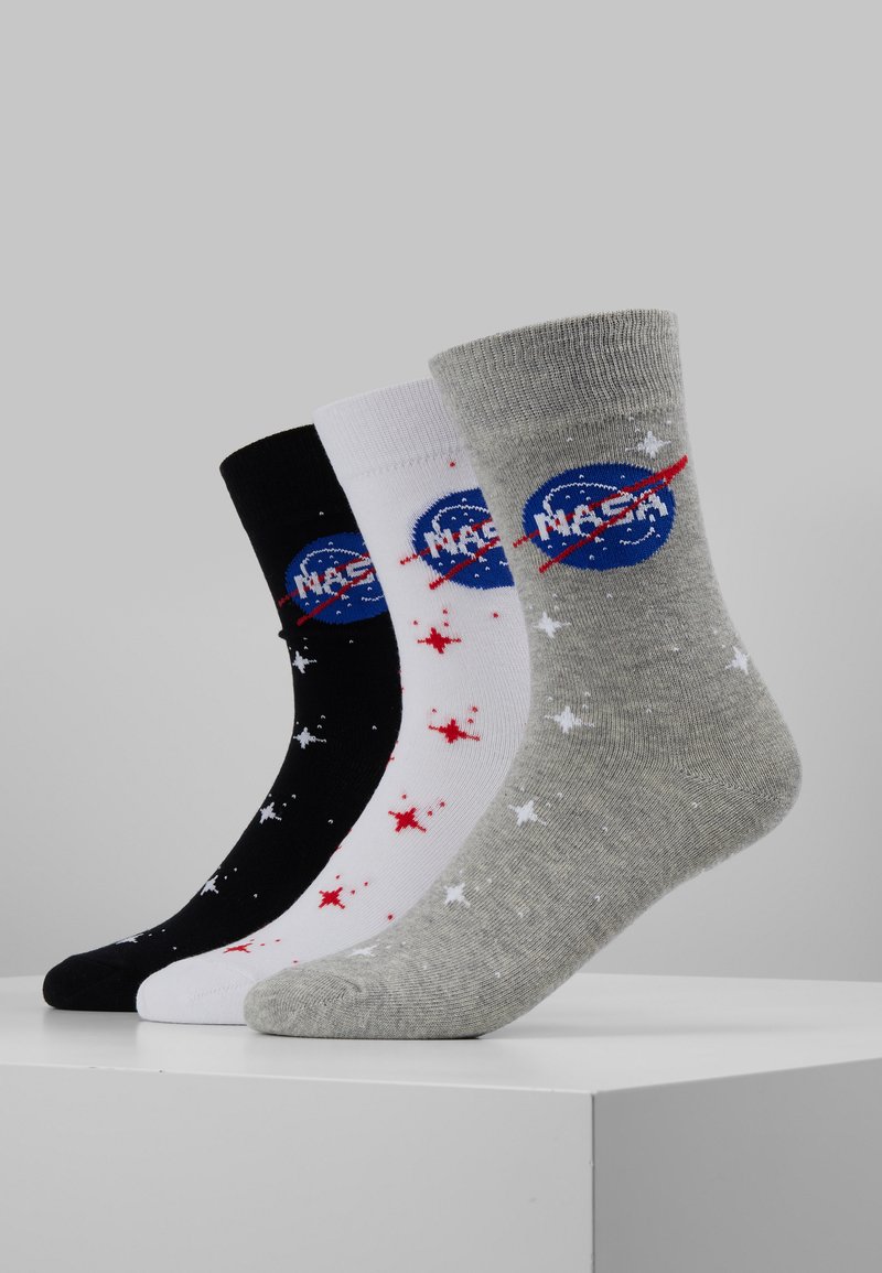 Trys poros paslaugų kojinių juodos, baltos ir pilkos spalvų. Kiekviena turi NASA logotipą ir raudonus bei baltus žvaigždžių raštus. Medžiaga yra medvilnės mišinys.