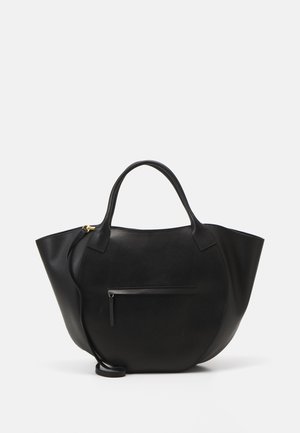 Sac fourre-tout en cuir noir avec une forme arrondie, des poignées supérieures et une poche zippée à l'avant. Il dispose d'une bandoulière amovible.