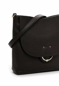 Borsa a tracolla in pelle marrone scuro con texture, chiusura a pattina e dettaglio in anello metallico argentato nella parte anteriore.