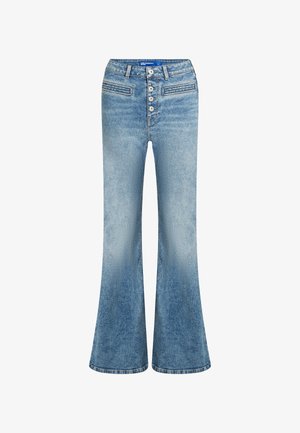 Calças de ganga azuis claras, com corte flare, cintura alta, fecho de cinco botões e dois bolsos à frente. O tecido tem uma textura desbotada.