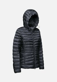 Zwarte pufferjack met een capuchon, ritssluiting en geribbelde textuur, met horizontale stiksels en elastische details op de manchetten.