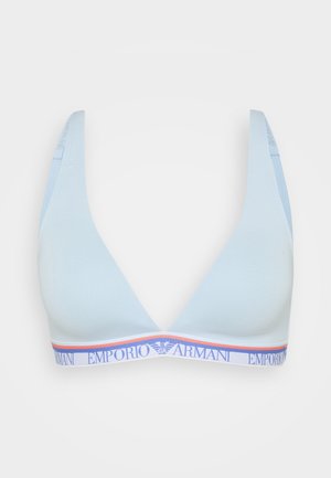 Jasnoniebieski trójkątny stanik wykonany z miękkiego materiału, z białą i pomarańczową elastyczną taśmą z napisem "EMPORIO ARMANI".