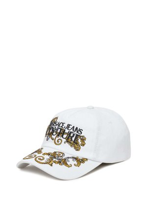 Cappellino da baseball in cotone bianco con ornate fantasie ricamate in oro e nero, con il testo "Versace Jeans Couture" sulla parte anteriore.