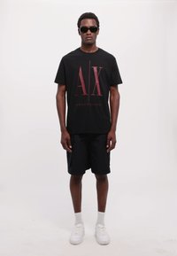 Armani Exchange Marškinėliai su spaudiniu - black/cabernet