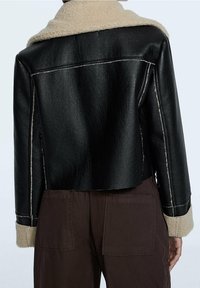 Stradivarius Veste en similicuir - black