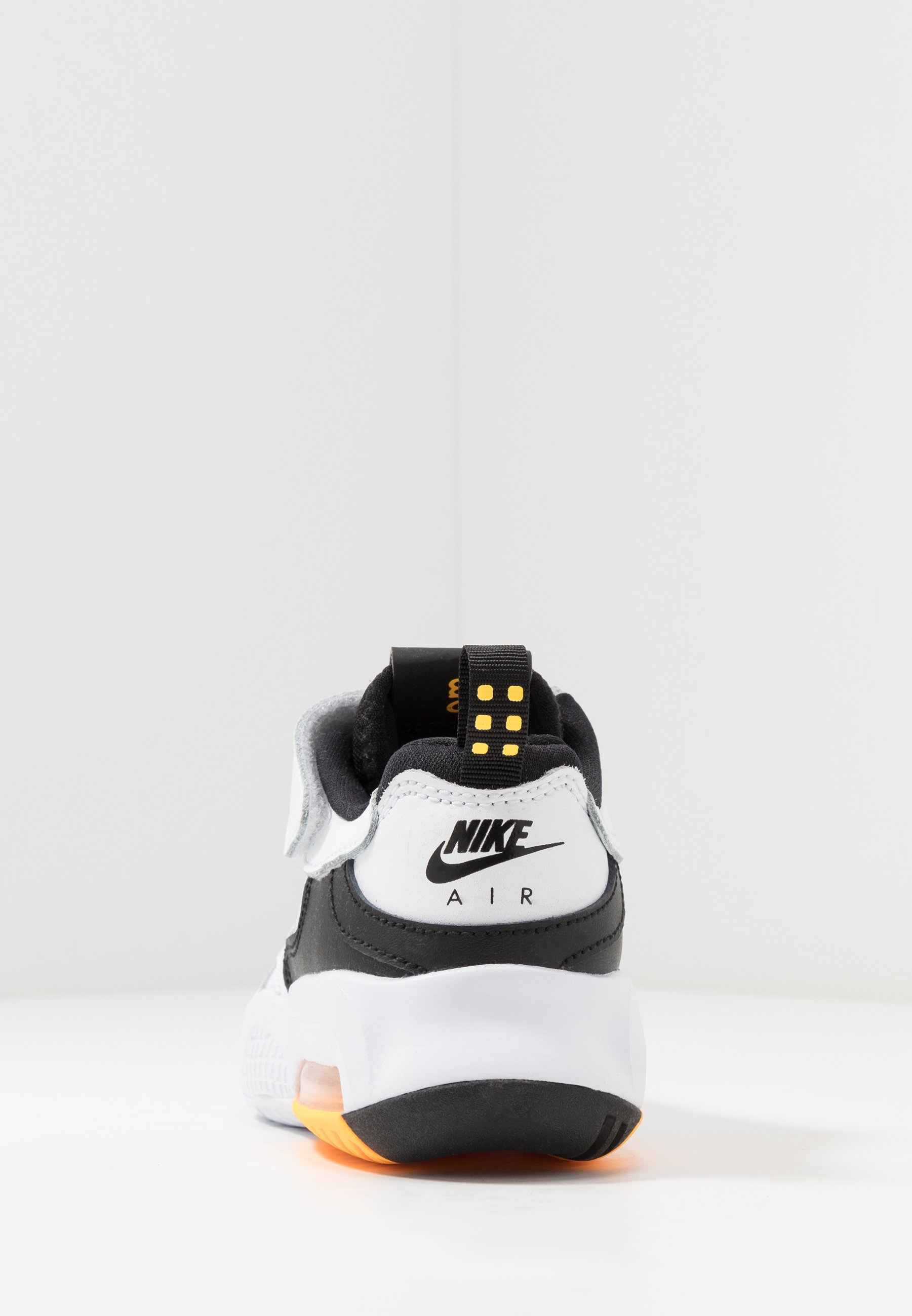 Jordan MAX 200 - Sportschoenen - white/laser orange/black/wit - Zalando.nl