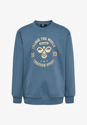 Lichtblauwe sweatshirt met ronde hals, voorzien van een gouden afdrukontwerp met de tekst "VERANDER DE WERELD DOOR SPORT 1923" en subtiele accenten.