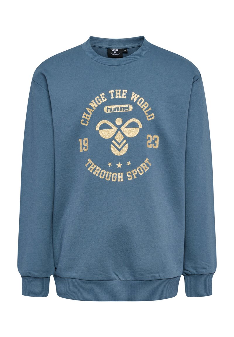 Ljusblå sweatshirt med rund halsringning, med en guldtryckt design som säger "FÖRÄNDRA VÄRLDEN GENOM SPORT 1923" och subtila detaljer.