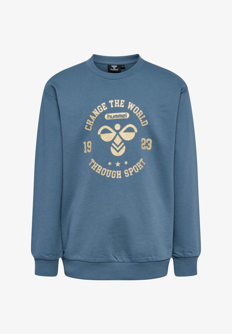 Ljusblå sweatshirt med rund halsringning, med en guldtryckt design som säger "FÖRÄNDRA VÄRLDEN GENOM SPORT 1923" och subtila detaljer.