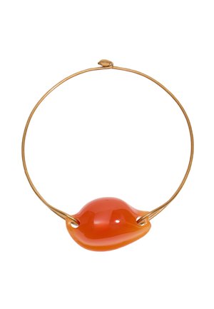 Collar choker de oro con una pieza central de resina naranja lisa, brillante y de forma irregular atravesada por ambos extremos.