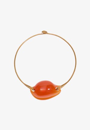Kuldne choker-kaelakee, millel on sile, läikiv, ebaühtlase kujuga oranžast vaigust keskosa, mis on mõlemast otsast läbi nööriga tõmmatud.