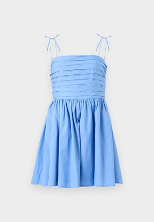 Rochie bleu deschis cu bretele subțiri, ajustabile. Are un bust pliat și o fustă plisată, confecționată dintr-un material neted și moale.