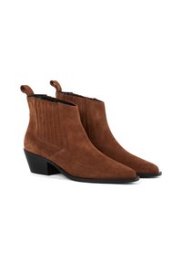 Botine din suede maro, cu vârf ascuțit, toc mic dreptunghiular, panouri elastice pe laterale și mânere pentru o îmbrăcare ușoară, având o textură netedă.