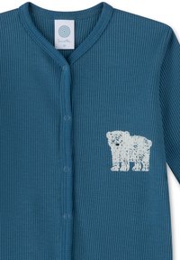 Türkisfarbener gerippter Cardigan mit weißer Bärenstickerei auf der linken Brust, rundem Ausschnitt und Knopfverschluss an der Vorderseite.