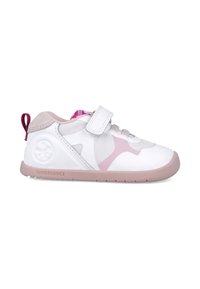 Scarpa per bambini bianca e rosa con cinturino in velcro, realizzata in materiali a rete e suede, dotata di punta arrotondata e suola testurizzata.