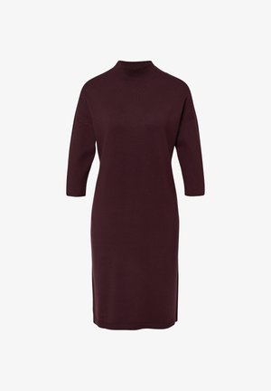 Ciemno-bordowa sukienka swetrowa do kolan z rękawami o długości trzech ćwierci i kołnierzem typu mock neck, pokazana na białym tle.