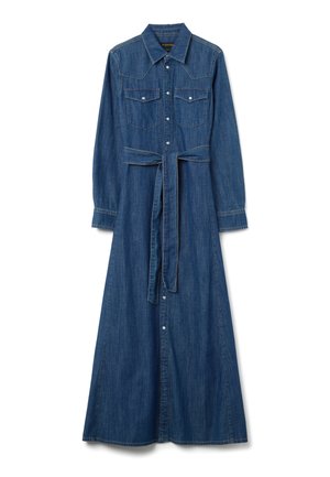 Vestido de mezclilla de manga larga con botones frontales, dos bolsillos en el pecho con solapa, cuello puntiagudo y cinturón atado en la cintura.