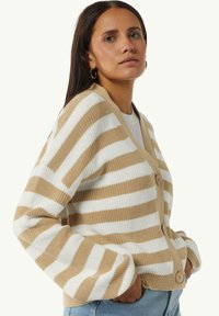Beige und weiße gestreifte Strickjacke mit V-Ausschnitt, Knopfverschluss und übergroßen Ärmeln, aus einem strukturierten Stoff mit lässiger Passform.