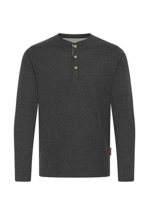 Mørkegrå langermet skjorte laget av mykt stoff, med henley-hals og tre treknapper samt et sideetikett.