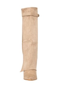 Knähöga, beige mockaimitationstövlar med spetsig tå, vinkelskärning upptill och dragkedja på sidan. Accentuerade med ett smalt band nära toppen.