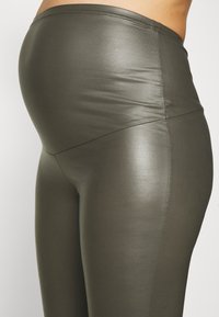 ONLY MATERNITY OLMCOOL COATED - Leggings - Calças - beluga