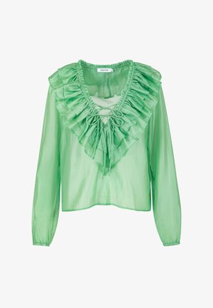 Blusa verde claro transparente con mangas largas, escote en V con volantes y detalle de lazo anudado en la parte delantera del cuello.