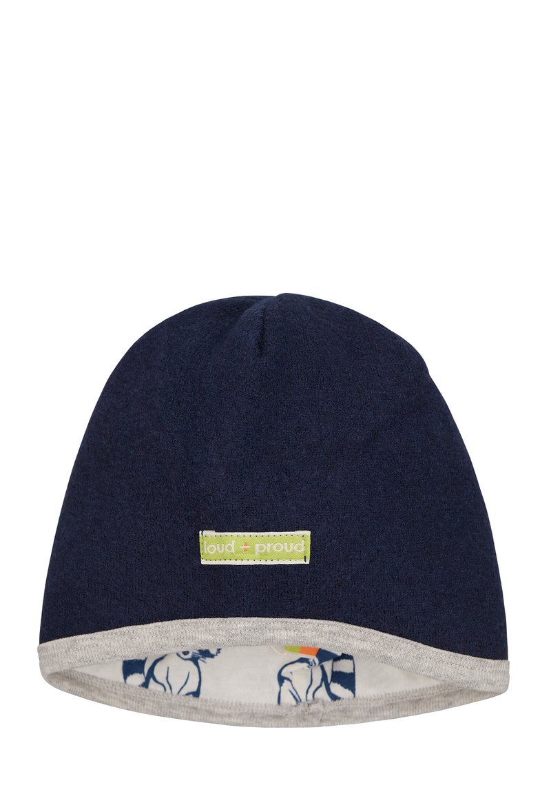 Berretto lavorato a maglia blu navy con un interno grigio. Presenta un'etichetta "loud + proud" sul davanti. Texture morbida e forma arrotondata.