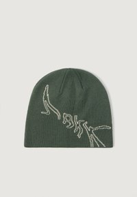 Gorro de punto verde con una textura suave, que presenta un diseño abstracto blanco en la parte delantera. Forma cónica, adecuado para diversas medidas de cabeza.