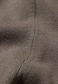 Brauner strukturierter Stoff mit einem gerippten Muster, das ein weiches, gewebtes Aussehen bietet. Die Oberfläche weist subtile Farb- und Glanzvariationen auf.