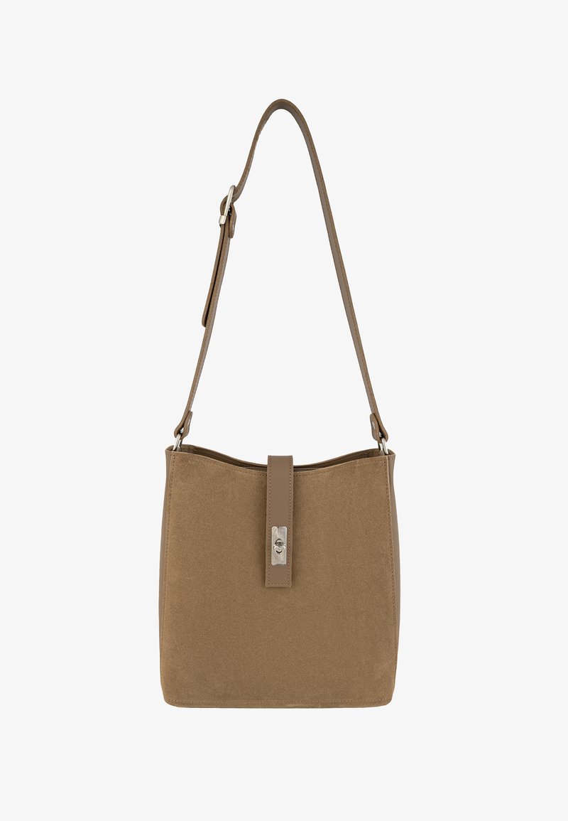 Sac à main en tissu marron avec une texture lisse, une bandoulière réglable et un rabat avant sécurisé par une fermeture métallique.